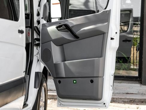 Used 2015 Mercedes-Benz Sprinter 2500 image 34