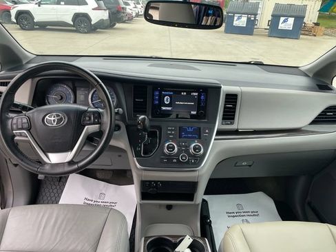 Used 2017 Toyota Sienna XLE FWD image 22