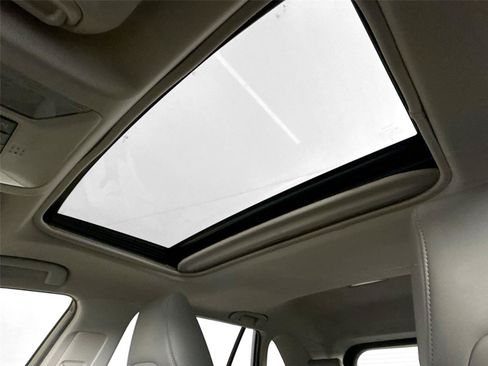 Used 2020 Toyota RAV4 XLE Premium FWD image 6