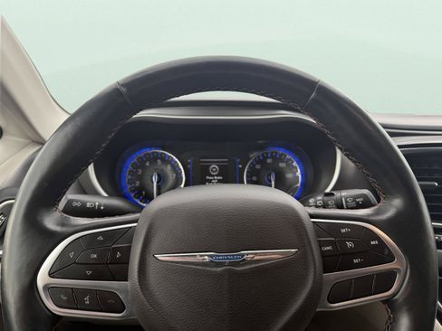 Used 2020 Chrysler Pacifica Touring-L FWD image 23