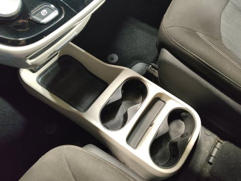 Used 2022 Chrysler Voyager LX image 26