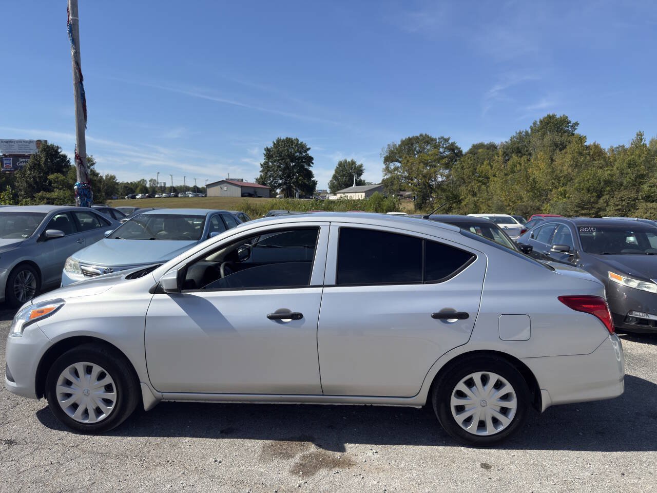 Used 2016 Nissan Versa S FWD image 3