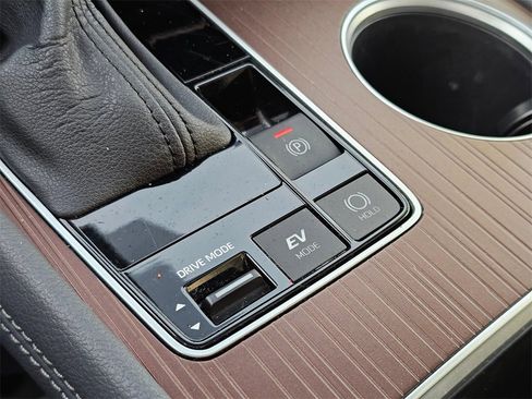 Certified 2024 Toyota Sienna XLE image 33