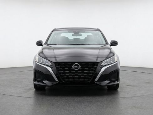 Used 2025 Nissan Altima 2.5 SV image 2