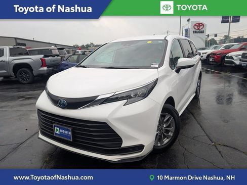 Used 2025 Toyota Sienna LE FWD image 1