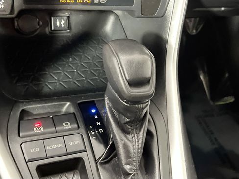 Used 2019 Toyota RAV4 LE FWD image 23