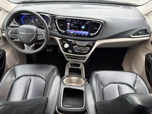 Used 2023 Chrysler Pacifica Touring-L FWD image 26