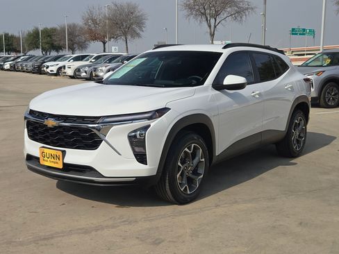 Used 2024 Chevrolet Trax LT w/ Driver Confidence Package image 3