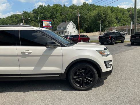 Used 2016 Ford Explorer XLT w/ Equipment Group 202A AWD/4WD image 9