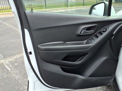 Used 2021 Chevrolet Trax LS w/ Tint and Cruise Package image 12