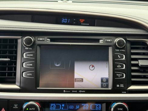 Used 2019 Toyota Highlander XLE AWD/4WD image 21