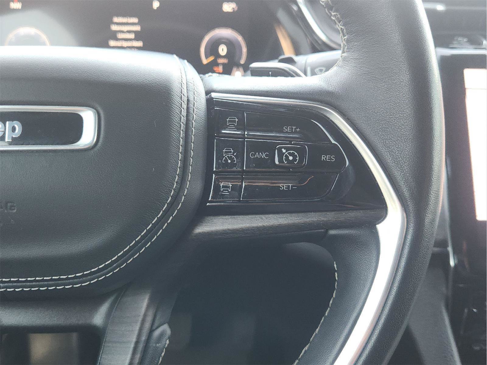Used 2022 Jeep Grand Cherokee Overland AWD/4WD image 30