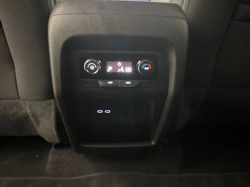 Used 2025 Chevrolet Traverse LT AWD/4WD image 46