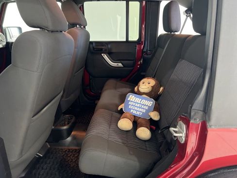 Used 2012 Jeep Wrangler Unlimited Rubicon w/ Connectivity Group image 17