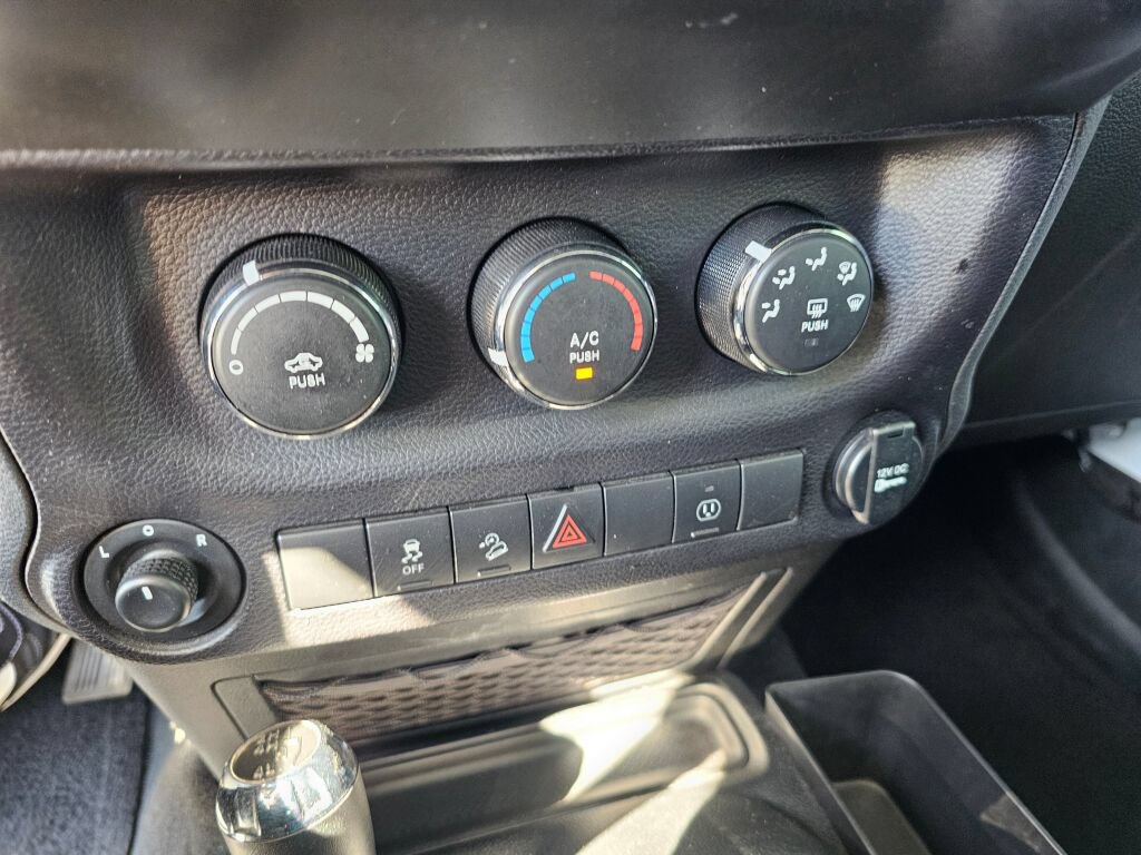 Used 2017 Jeep Wrangler Unlimited Sahara AWD/4WD image 25