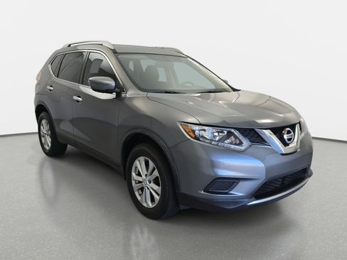 Used 2016 Nissan Rogue SV image 3
