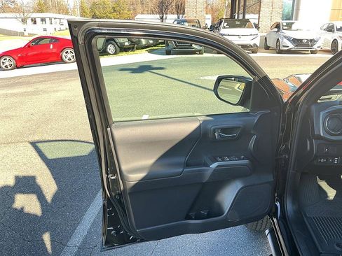 Used 2023 Toyota Tacoma TRD Off-Road image 11