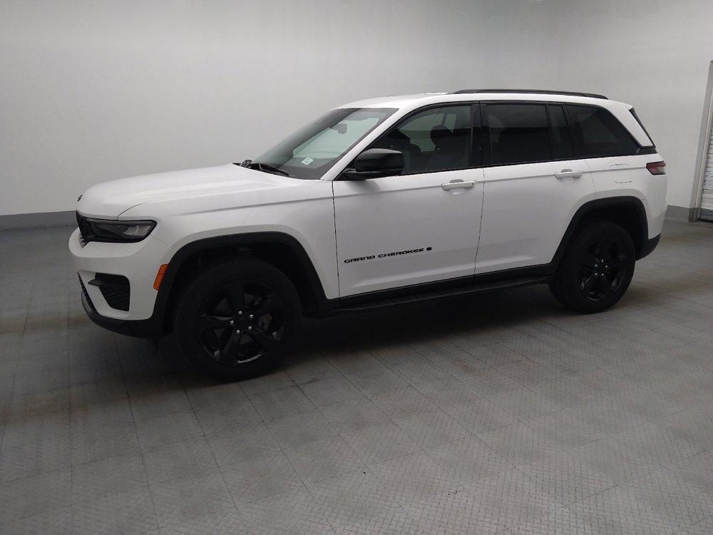 Used 2023 Jeep Grand Cherokee Altitude RWD image 2