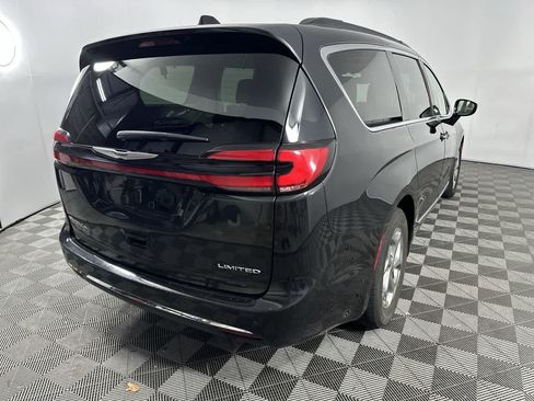 Used 2023 Chrysler Pacifica Limited FWD image 8