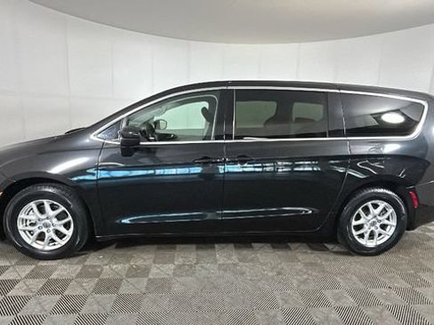 Used 2022 Chrysler Voyager LX FWD image 5