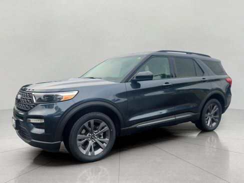 Used 2023 Ford Explorer XLT w/ Equipment Group 202A AWD/4WD image 3