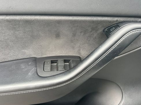 Used 2022 Tesla Model Y Long Range image 11