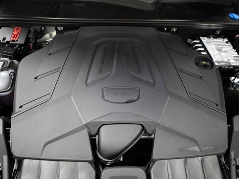 Certified 2025 Porsche Cayenne image 40