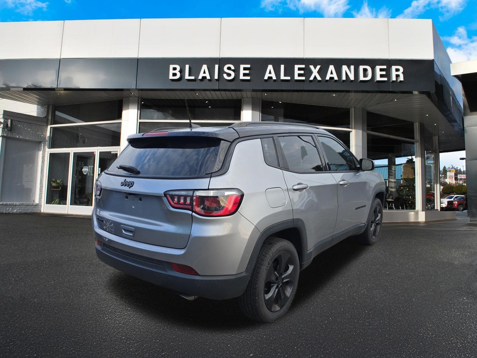 Used 2018 Jeep Compass Latitude w/ Popular Equipment Group AWD/4WD image 3