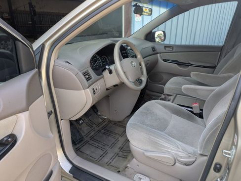 Used 2005 Toyota Sienna CE FWD image 9