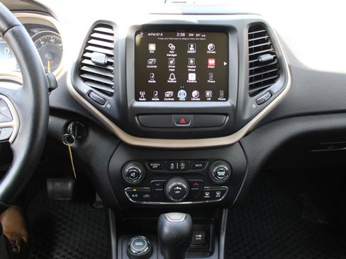 Used 2017 Jeep Cherokee Latitude w/ Cold Weather Group AWD/4WD image 26