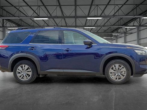Used 2025 Nissan Pathfinder SV image 5