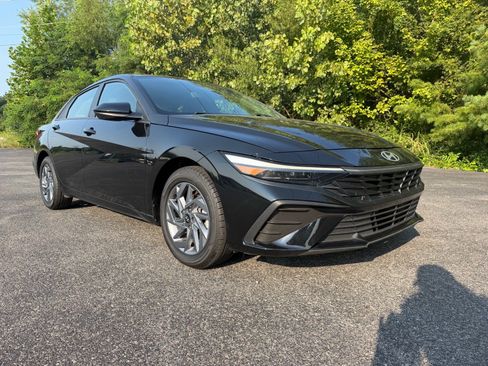 Used 2024 Hyundai Elantra SEL FWD image 3