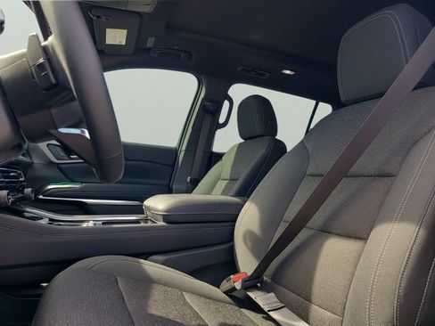 New 2026 Chevrolet Traverse LT w/ Sun and Wheel Package FWD image 24