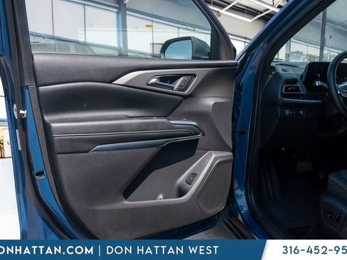 Used 2025 Chevrolet Traverse LT FWD image 13