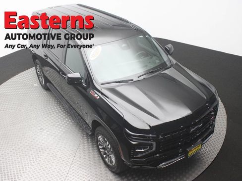 Used 2025 Chevrolet Suburban Z71 AWD/4WD image 3