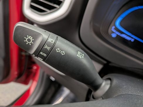 Used 2023 Hyundai Venue Limited image 18