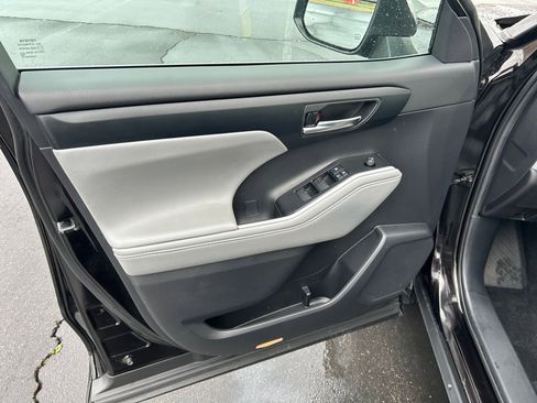 Used 2021 Toyota Highlander XLE image 9