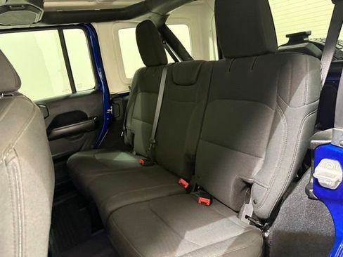 Used 2018 Jeep Wrangler Unlimited Sahara w/ Safety Group AWD/4WD image 25