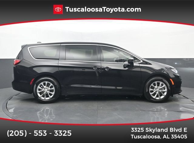 Used 2026 Chrysler Pacifica Limited FWD image 1