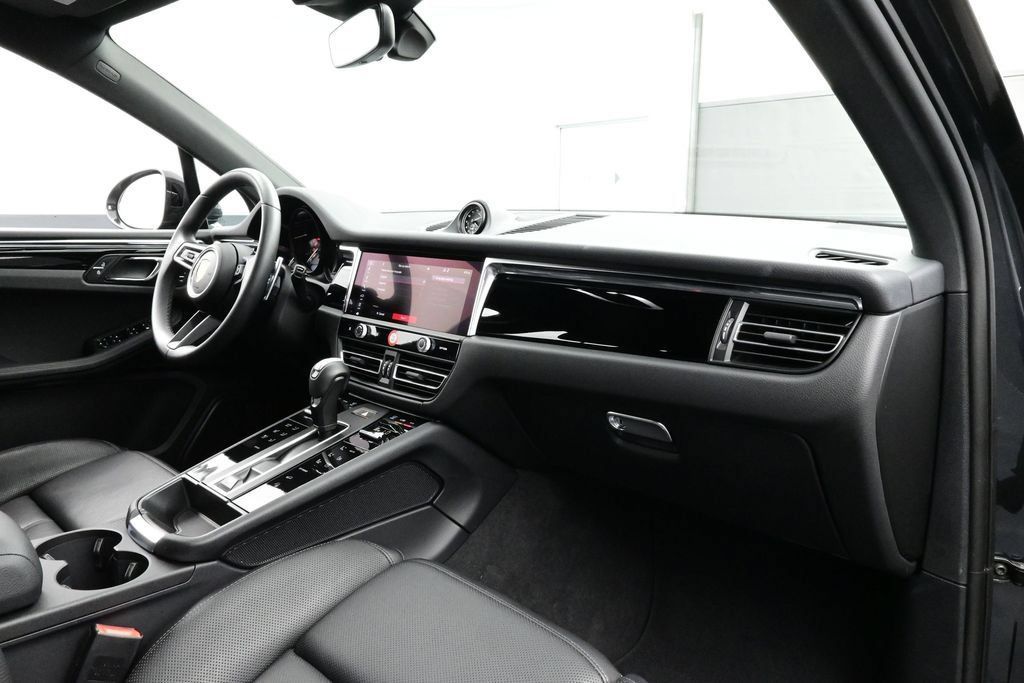 Certified 2025 Porsche Macan AWD/4WD image 18