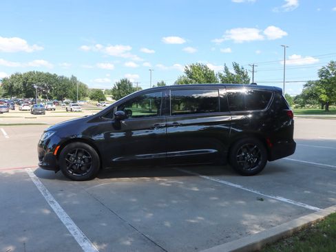 Used 2020 Chrysler Pacifica Touring w/ S Appearance Package FWD image 4