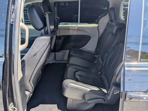 Used 2022 Chrysler Pacifica Touring-L w/ Uconnect Theater Family Group FWD image 35