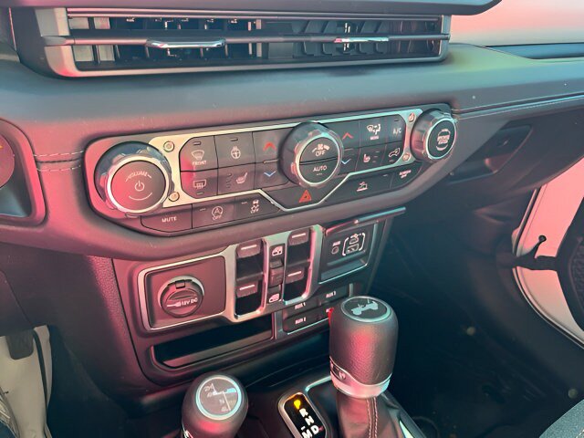 Used 2024 Jeep Wrangler Unlimited Sahara AWD/4WD image 19