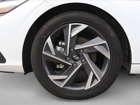 Certified 2025 Hyundai Elantra SEL FWD image 9