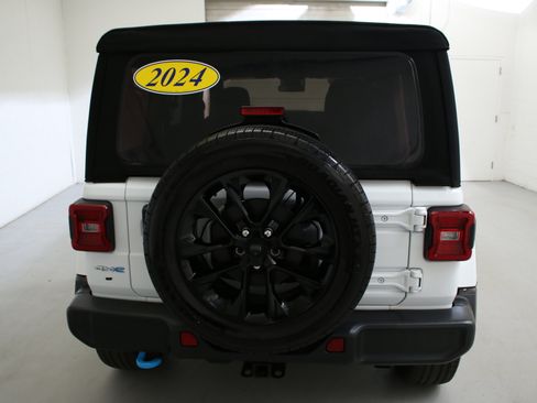 Used 2024 Jeep Wrangler Unlimited Sahara AWD/4WD image 8