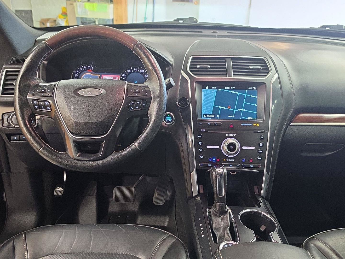 Used 2019 Ford Explorer Platinum AWD/4WD image 2