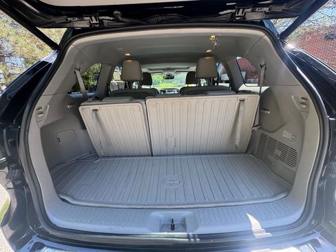 Used 2017 Toyota Highlander XLE AWD/4WD image 12