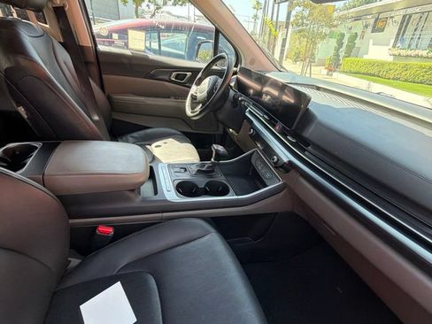 Used 2025 Kia Carnival FWD image 9