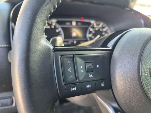 Used 2023 Nissan Pathfinder SL FWD image 15