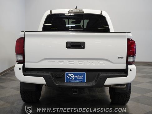 Used 2018 Toyota Tacoma TRD Sport w/ Technology Package RWD image 11